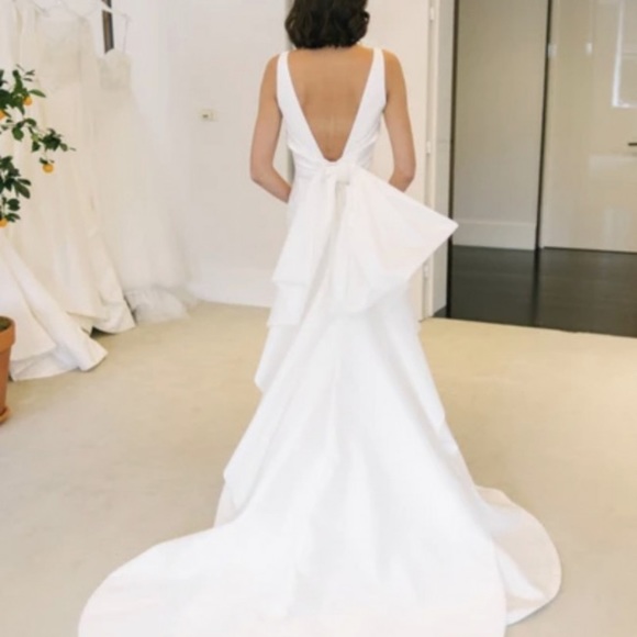 Carolina Herrera Lyla Bow Back Trumpet Mikado Gown - Picture 2 of 9